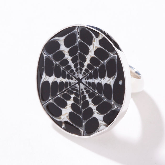 STERLING SILVER BLACK & WHITE SPIRAL SHELL RING